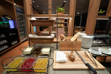 CHIANG MAI, THAILAND - 16 Ekim 2023: Ibis Chiang Mai Nimman Journeyhub 'da kahvaltı sırasında görülen ekmek kesme tahtası.