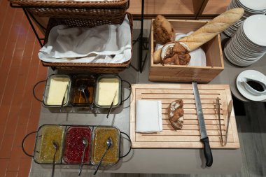 CHIANG MAI, THAILAND - 16 Ekim 2023: Ibis Chiang Mai Nimman Journeyhub 'da kahvaltı sırasında görülen ekmek kesme tahtası.