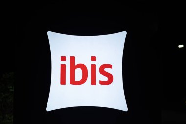 CHIANG MAI, THAILAND - 17 Ekim 2023: Ibis Chiang Mai Nimman Journeyhub 'da gece görüldüğü gibi Ibis işaretinin yakın çekim görüntüsü.