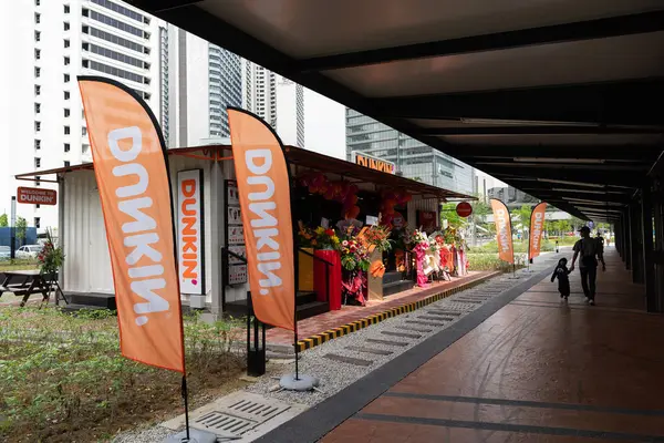 KUALA LUMPUR, MALAYSIA - ARALIK 03, 2023: Ampang Park MRT İstasyonu 'ndaki Dunkin' Donuts konteynır konteynır konseptinin sokak manzarası.