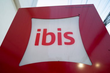 CHIANG MAI, THAILAND - 19 Ekim 2023 Ibis Mai Nimman Journeyhub 'da görüldüğü gibi Ibis işaretinin yakın çekim görüntüsü.