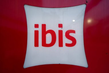 CHIANG MAI, THAILAND - 19 Ekim 2023 Ibis Mai Nimman Journeyhub 'da görüldüğü gibi Ibis işaretinin yakın çekim görüntüsü.