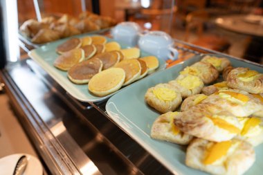 CHIANG MAI, THAILAND - 19 Ekim 2023: Ibis Chiang Mai Nimman Journeyhub 'da kahvaltı sırasında yapılan hamur işleri.