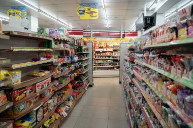 CHIANG MAI, THAILAND - 20 Ekim 2023: Chiang Mai 'deki 7-Eleven bakkalının içi.
