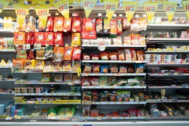 CHIANG MAI, THAILAND - 20 Ekim 2023: Chiang Mai 'deki 7-Eleven bakkalında satılık yiyecek.