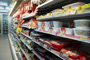 CHIANG MAI, THAILAND - 20 Ekim 2023: Chiang Mai 'deki 7-Eleven bakkalında satılık yiyecek.