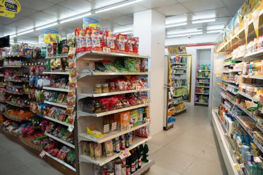 CHIANG MAI, THAILAND - 20 Ekim 2023: Chiang Mai 'deki 7-Eleven bakkalının içi.