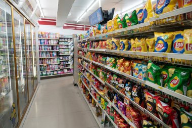 CHIANG MAI, THAILAND - 20 Ekim 2023: Lay 'in patates cipsleri Chiang Mai' deki 7-Eleven bakkalında satılıyor..