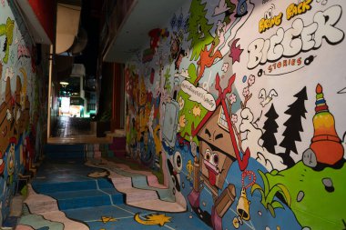 CHIANG MAI, THAILAND - 24 Ekim 2023: Chiang Mai 'deki Think Park' ın dar bir geçidi..