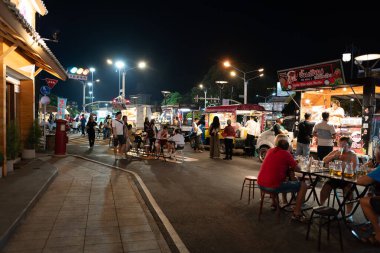 CHIANG MAI, THAILAND - 24 Ekim 2023: Atmosfer Chiang Mai 'deki Think Park' ta gece vakti..