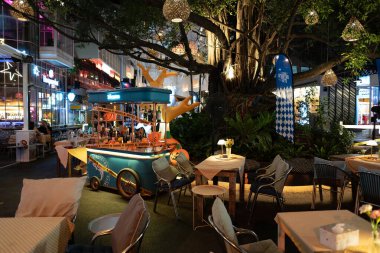 CHIANG MAI, THAILAND - 24 Ekim 2023: Atmosfer Chiang Mai 'deki Think Park' ta gece vakti..