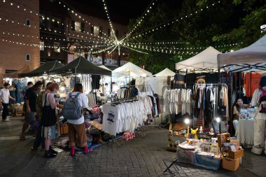CHIANG MAI, THAILAND - 24 Ekim 2023: Chiang Mai 'de gece görüldüğü gibi market tezgahları.