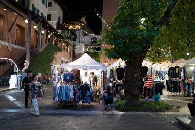 CHIANG MAI, THAILAND - 24 Ekim 2023: Chiang Mai 'de gece görüldüğü gibi market tezgahları.