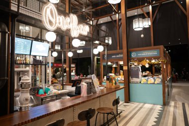 CHIANG MAI, THAILAND 24 EKİM 2023: gece Chiang Mai 'de bir bar.