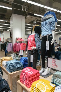 Shenzhen, Çin - Şubat 06, 2019: UpperHills alışveriş merkezindeki Gap mağazasında giyilmiş mankenler sergileniyor. Gap, Amerikalı bir giyim ve aksesuar perakendecisi..