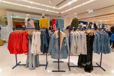 Hong Kong, Çin - 2 Şubat 2019: Hong Kong 'da bir GAP mağazasının iç çekimi.