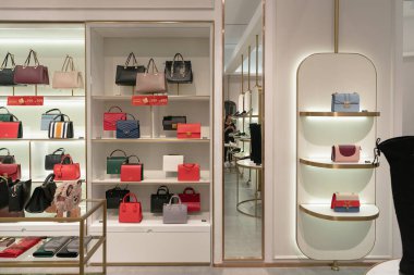 Shenzhen, Çin - Şubat 06, 2019: UpperHills alışveriş merkezindeki Susan Mayer mağazasının iç çekimi.