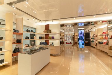 HONG KONG, ÇİN - ŞUBAT 01, 2019: Hong Kong 'daki Longchamp mağazasının içi.