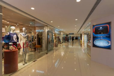 Hong Kong, Çin - 2 Şubat 2019: Hong Kong 'da bir Max and Co mağazasının vitrini.