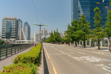 Busan, Güney Kore - 25 Mayıs 2017: Busan 'daki şehir manzarasının sokak seviyesi.