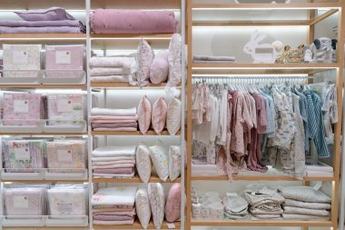 Shenzhen, Çin - Şubat 06, 2019: UpperHills alışveriş merkezindeki Zara Home mağazasının iç çekimi. Zara Evi çok çeşitli ev eşyaları ve dekorasyon ürünleri sunuyor..