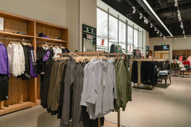 Shenzhen, Çin - Şubat 06, 2019: UpperHills alışveriş merkezindeki Topfeeling mağazasının iç çekimi.