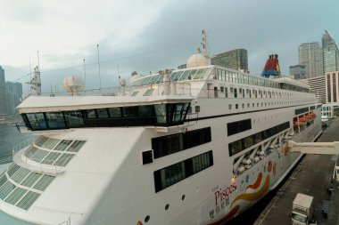 Hong Kong, Çin - Şubat 02, 2019 Star Cruises tarafından işletilen ve Asya-Pasifik bölgesinde kısa seferler için tasarlanan bir yolcu gemisi, Ocean Terminal, Harbour City, Hong Kong.