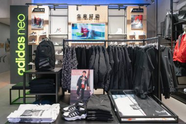 Shenzhen, Çin - Şubat 06, 2019: UpperHills alışveriş merkezindeki Adidas mağazasının iç çekimi. Adidas, erkek, kadın ve çocuklar için spor giysileri, ayakkabı ve aksesuarlar sunan bir Alman markasıdır.