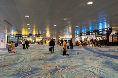 SINGAPORE - 24 AĞUSTOS 2024: Singapur 'daki Changi Uluslararası Havaalanı' nın içinin geniş açılı görüntüsü