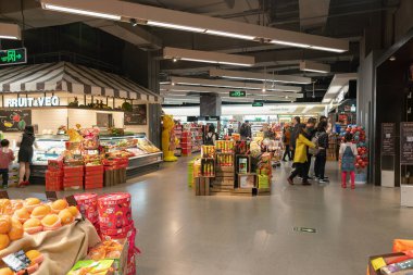 Shenzhen, Çin - Şubat 06, 2019: UpperHills alışveriş merkezindeki Ole 'Food Hall' un iç çekimi. Ole 'Food Hall çeşitli taze ürünler, organik ürünler ve uluslararası mutfaklar sunan bir gıda pazarıdır..