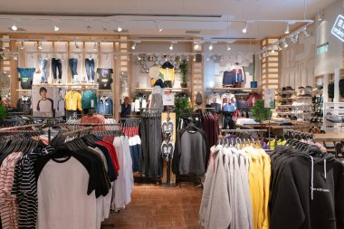 Shenzhen, Çin - Şubat 06, 2019: UpperHills alışveriş merkezindeki çekimler. Çek ve Ayı, erkek ve kadınlar için giysi ve aksesuar sunan İspanyol markasıdır..