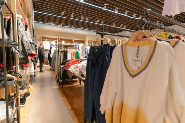 HONG KONG, ÇİN - ŞUBAT 01, 2019: Hong Kong 'daki TopFeeling giyim mağazasının içi.