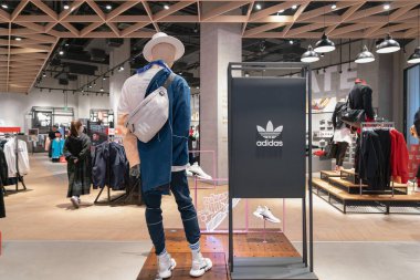 Shenzhen, Çin - Şubat 06, 2019: UpperHills 'teki Adidas mağazasında giysi mankeni sergilendi. Adidas, erkek, kadın ve çocuklar için spor giysileri, ayakkabı ve aksesuarlar sunan bir Alman markasıdır.