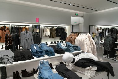 Shenzhen, Çin - Şubat 06, 2019: UpperHills alışveriş merkezinde bir Zara mağazasının içi. Zara, erkek, kadın ve çocuklara giysi, ayakkabı ve aksesuar sunan İspanyol bir perakendecidir..