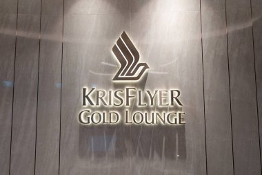 ŞARKI - 25 AĞUSTOS 2024: KrisFlyer Gold Lounge tabelası Changi Uluslararası Havalimanı 'nda görüldü.