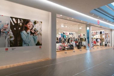 Shenzhen, Çin - Şubat 06, 2019: UpperHills alışveriş merkezindeki Uniqlo mağazası. Japon markası Uniqlo, erkekler, kadınlar ve çocuklar için çeşitli giysiler sunar..