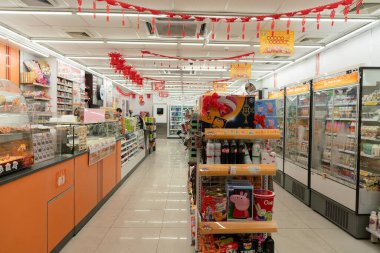 Shenzhen, Çin - Şubat 06, 2019: Bir 7-Eleven mağazasının iç çekimi. 7-Eleven çok çeşitli yiyecek, içecek ve günlük ihtiyaçlar sunan bir market zinciri..