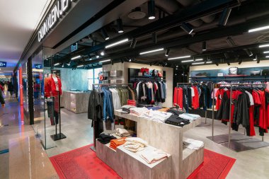 Hong Kong, Çin - 2 Şubat 2019: Hong Kong 'da Calvin Klein kot mağazasında çeşitli kıyafetler sergilendi.