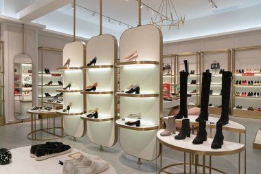 Shenzhen, Çin - Şubat 06, 2019: UpperHills alışveriş merkezindeki Susan Mayer mağazasının iç çekimi.