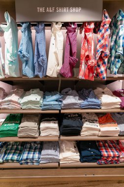 Hong Kong, Çin - 2 Şubat 2019: Hong Kong 'da bir Abercrombie ve Fitch mağazasında çeşitli giysiler sergilendi. Abercrombie and Fitch Co. Amerikalı bir perakendecidir..