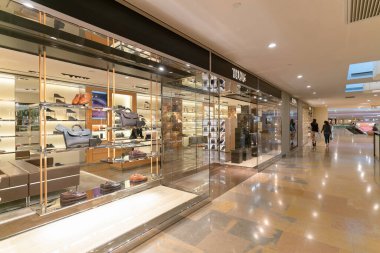 Hong Kong, Çin - 3 Şubat 2019: Hong Kong 'daki TODS mağazasının vitrini.