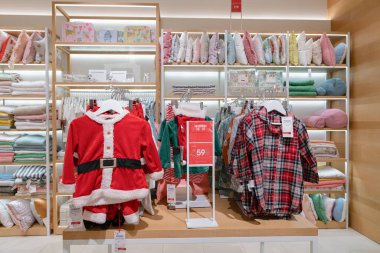 Shenzhen, Çin - Şubat 06, 2019: UpperHills alışveriş merkezindeki Zara Home mağazasının iç çekimi. Zara Evi çok çeşitli ev eşyaları ve dekorasyon ürünleri sunuyor..