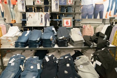 Shenzhen, Çin - Şubat 06, 2019: 9 Square alışveriş merkezindeki Old Navy mağazasında çeşitli kot pantolonlar sergileniyor.