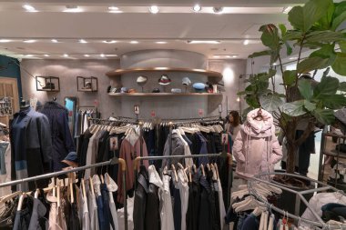 HONG KONG, ÇİN - ŞUBAT 01, 2019: Hong Kong 'daki Rococo mağazasının içi.