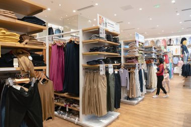 Shenzhen, Çin - Şubat 06, 2019: UpperHills alışveriş merkezindeki Uniqlo mağazasının iç çekimi. Uniqlo, erkek, kadın ve çocuklara giysi ve aksesuar sunan bir Japon markasıdır..