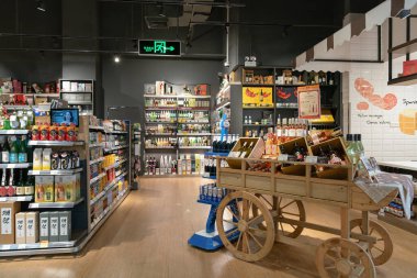 Shenzhen, Çin - Şubat 06, 2019: UpperHills alışveriş merkezindeki Ole 'Food Hall' un iç çekimi. Ole 'Food Hall çeşitli taze ürünler, organik ürünler ve uluslararası mutfaklar sunan bir gıda pazarıdır..