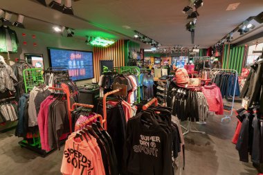 HONG KONG, ÇİN - ŞUBAT 01, 2019: Hong Kong 'daki bir spor mağazasının iç çekimleri.