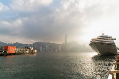 Hong Kong, Çin - 2 Şubat 2019: Tsim Sha Tsui 'den Hong Kong Adası manzarası, Asuka II yolcu gemisi ile birlikte Ocean Terminal, Harbour City.