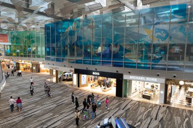 SINGAPORE - 25 AĞUSTOS 2024: Singapur 'daki Changi Uluslararası Havaalanı' nın içini geniş açılı görüş