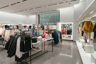 Shenzhen, Çin - Şubat 06, 2019: UpperHills alışveriş merkezinde bir Zara mağazasının içi. Zara, erkek, kadın ve çocuklara giysi, ayakkabı ve aksesuar sunan İspanyol bir perakendecidir..